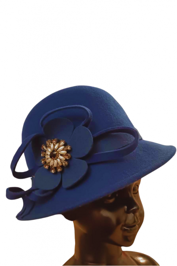 Modrý klobúk s kvetom